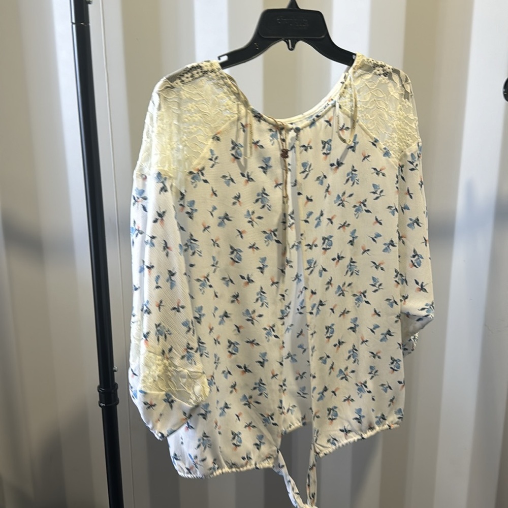 Buckle gimmicks. Florals too - Picture 2 of 6